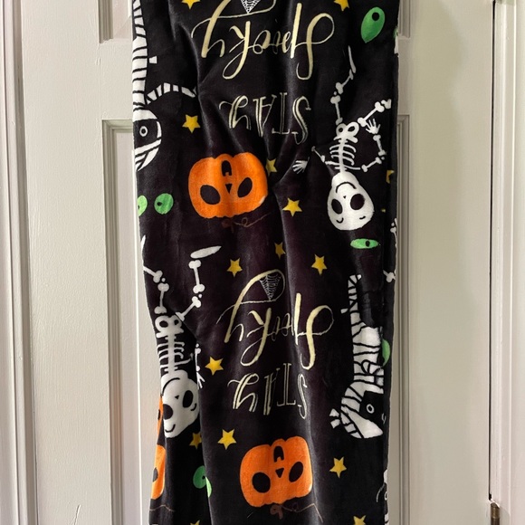 Stay Spooky Halloween Plush Throw Blanket with Skeleton, Mummy, Pumpkins NWT - Picture 4 of 4